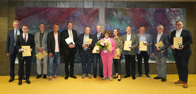 Oberbürgermeister Thomas Ebersberger hat am Mittwoch langjährige Stadtratsmitglieder für deren Verdienste zum Wohl der Stadt Bayreuth ausgezeichnet.