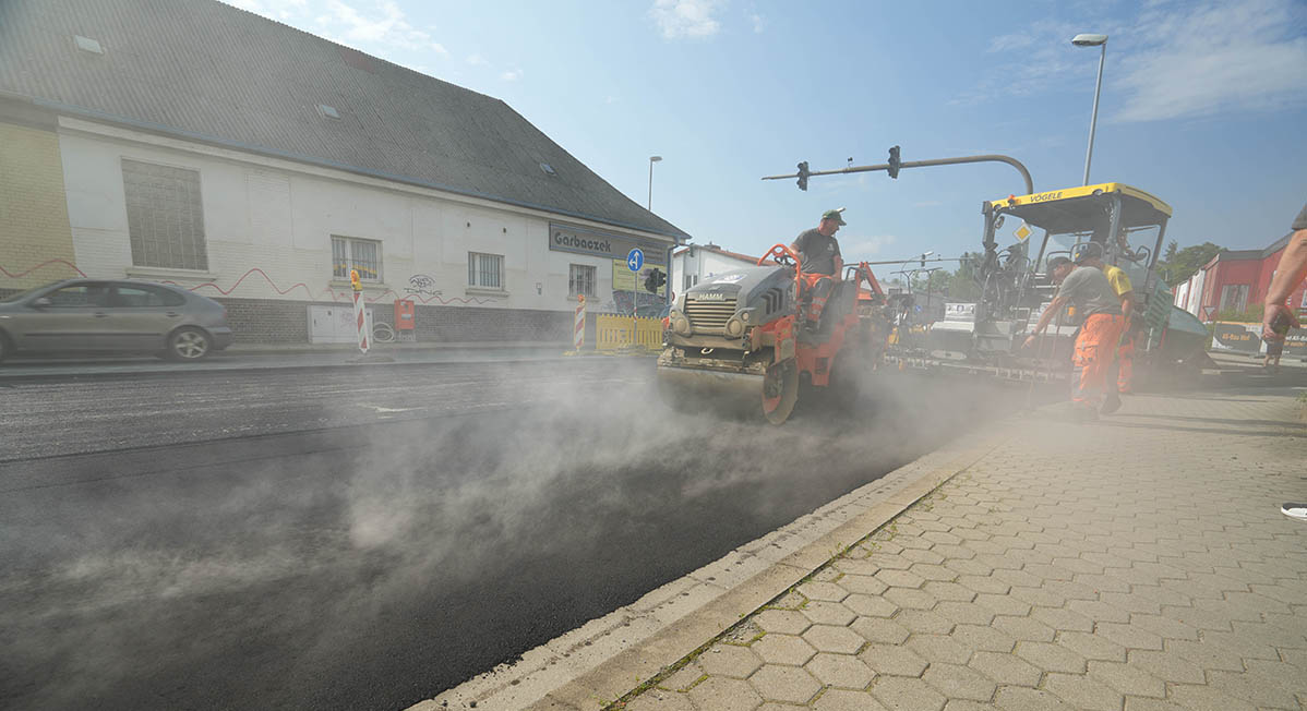 Straßenbauarbeiter mit Teermaschine. | Foto: Stadt Bayreuth