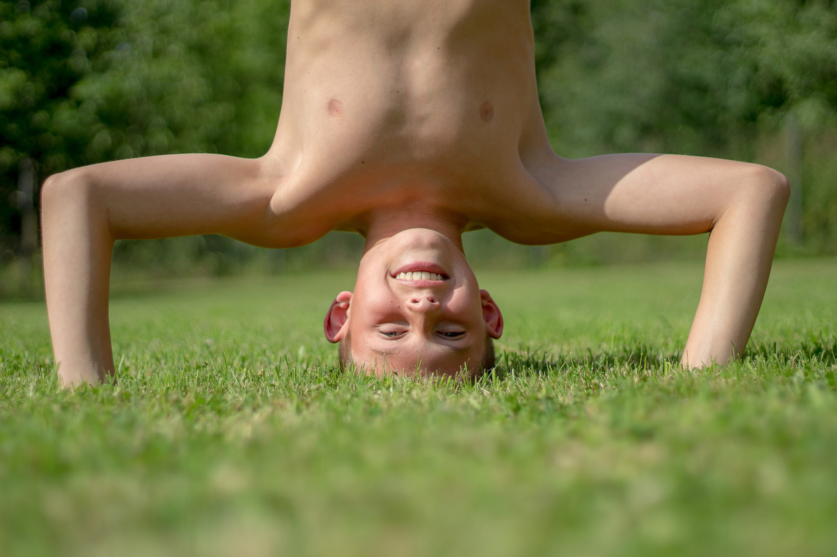 Ein Junge macht Kopfstand. | Foto: Pixabay