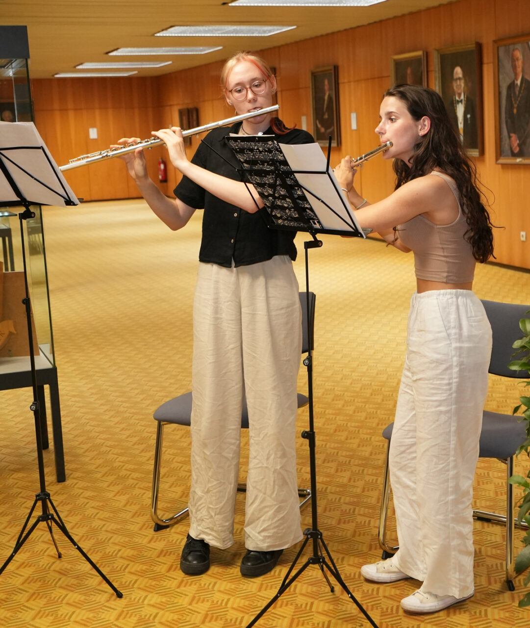 Musikalisch umrahmt wurde die Feierstunde im Großen Foyer des Neuen Rathauses vom Querflötenduo der Städtischen Musikschule mit Elisabeth Braig und Hanna Forster.