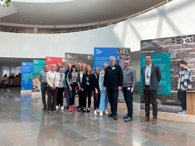 Die Delegation der Gesundheitsregion Bayreuth besuchte bei ihrer Exkursion nach Kopenhagen (Dänemark) auch die Firmenzentrale des Pharma-Konzerns Novo Nordisk, mit dem seit 2023 unter #bayreuthbewegtsich kooperiert wird.