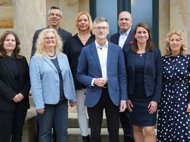 Gruppenbild der Mitarbeiter der Wirtschaftsförderung (5 Frauen, 3 Männer) vor dem Festspielhaus