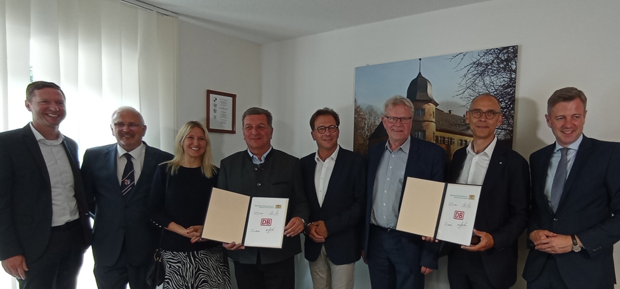 Mehrere Repräsentanten der Region präsentieren ein Schriftstück. | Foto: Stadt Bayreuth