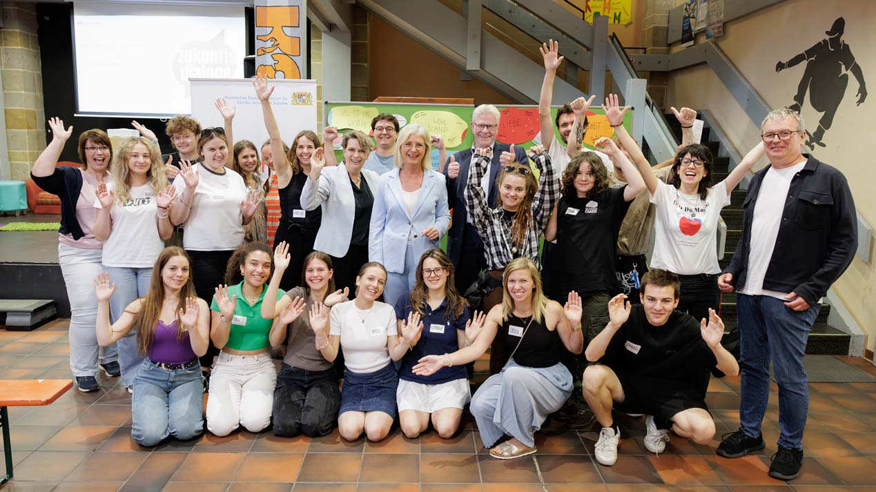 Gruppenbild mit Jugendlichen, Sozialministerin Scharf und OB Ebersberger. | Foto: StMAS / Schäffler
