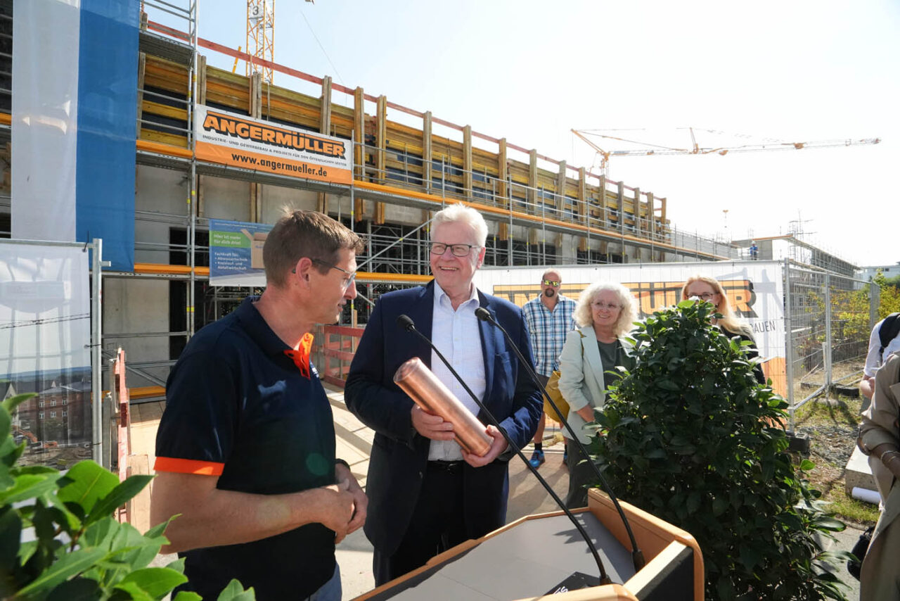 Oberbürgermeister Thomas Ebersberger befüllt gemeinsam mit Lothar Ziegler, Leiter des Klärwerks, eine Zeitkapsel. | Foto: Stadt Bayreuth