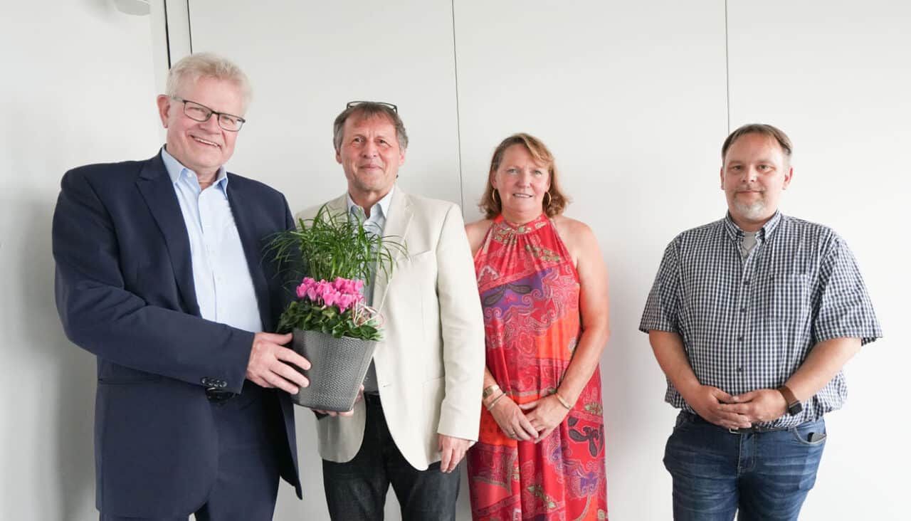 Oberbürgermeister Thomas Ebersberger hat im Rahmen einer Feierstunde den Leiter des Amtes für Städtebauförderung, Holger Leverentz (2. v li.) hier mit seiner Gattin Marion Opel, in den Ruhestand verabschiedet. Seinem Nachfolger Bernd Spindler (re.) wünschte er für die Zukunft alles erdenklich Gute. Foto: Stadt Bayreuth