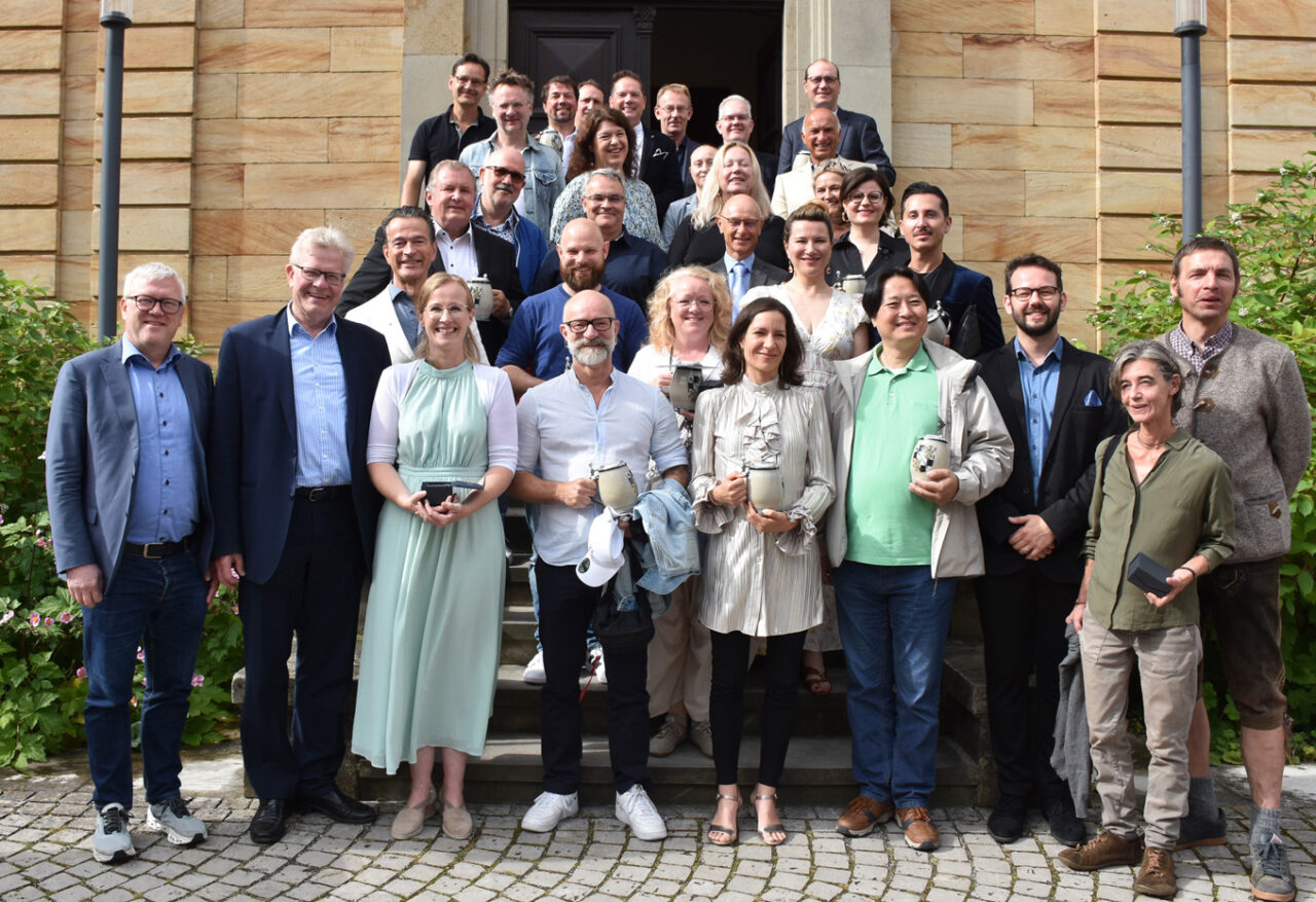 Gruppenbild mit Festspielmitwirkenden vor dem Eingang von Haus Wahnfried. | Foto: Andreas Türk