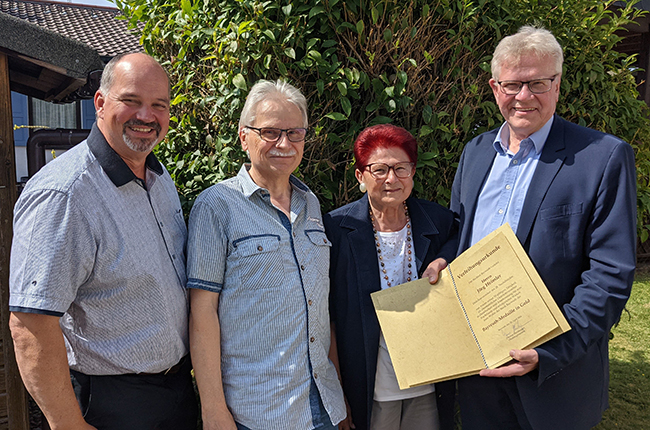 Unser Foto zeigt (von rechts) Oberbürgermeister Thomas Ebersberger, Karin Heimler, Sohn Michael Heimler und SPD-Stadtrat Jörg Grieshammer.