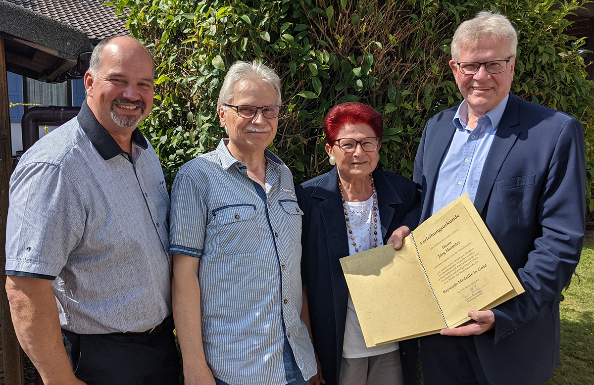 Unser Foto zeigt (von rechts) Oberbürgermeister Thomas Ebersberger, Karin Heimler, Sohn Michael Heimler und SPD-Stadtrat Jörg Grieshammer.