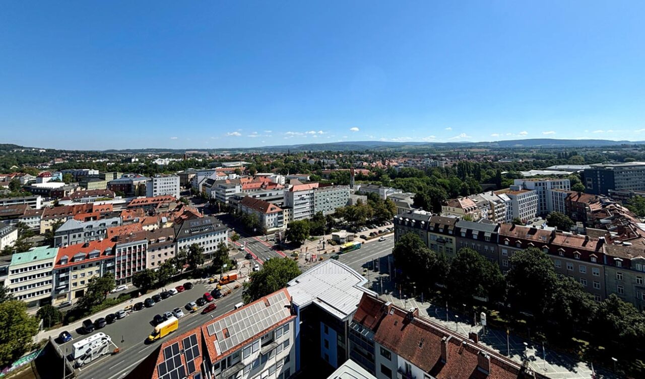 Blick von der Dachterrasse des Rathauses auf die umliegende Häuserlandschaft. | Foto: Stadt Bayreuth