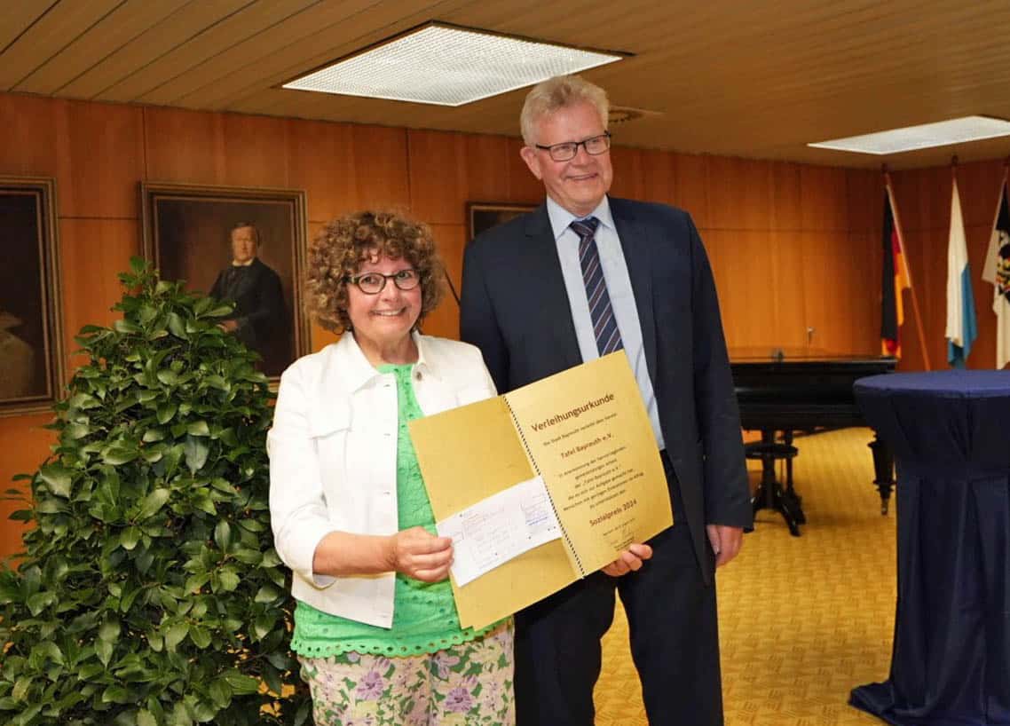 Ingrid Heinritzi-Martin und OB Thomas Ebersberger im Foyer des Rathauses. | Foto: Stadt Bayreuth