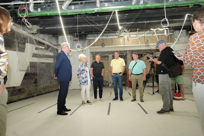 Eine Gruppe Menschen besichtigt eine Baustelle