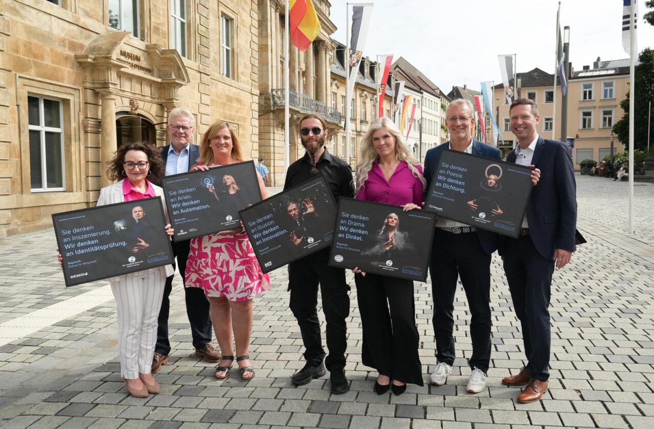 Oberbürgermeister Thomas Ebersberger (2. v. li.) und Landrat Florian Wiedemann (re.) präsentieren mit BMTG-Geschäftsführer Dr. Manuel Becher (2. v. re.) und den Protagonisten die Kampagne des Standortmarketings. Foto: Stadt Bayreuth