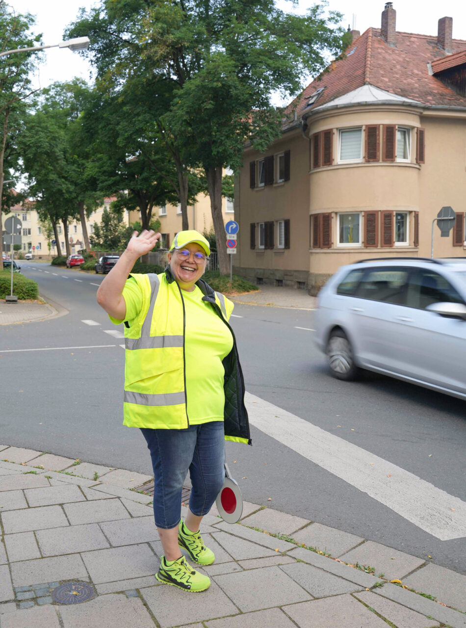 So kennen sie Kinder und Autofahrer: Schulweghelferin Ute Grünbaum, die an der Kreuzung Rathenau- und Leuschnerstraße für einen sicheren Schulweg sorgt.