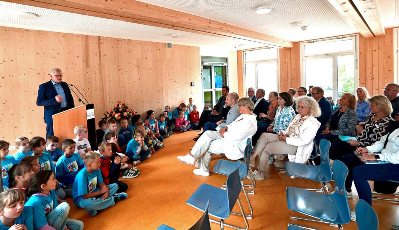 Oberbürgermeister Ebersberger steht an einem Pult und spricht zu Schülern und weiteren Gästen. | Foto: Stadt Bayreuth