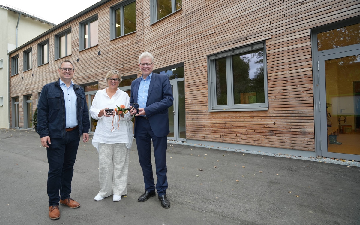 Oberbürgermeister Thomas Ebersberger (re.) und Dritter Bürgermeister Stefan Schuh überreichen Rektorin Gabriele Hemmer den symbolischen Schlüssel für den neuen Verbindungsbau.