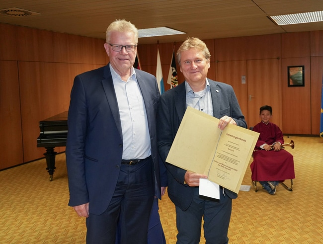 Oberbürgermeister Thomas Ebersberger überreichte am Donnerstag, 12. September, den Umwelt- und Naturschutzpreis der Stadt Bayreuth an das "forum1.5" und dessen Vorsitzenden Professor Dr. Manfred Miosga (re.).