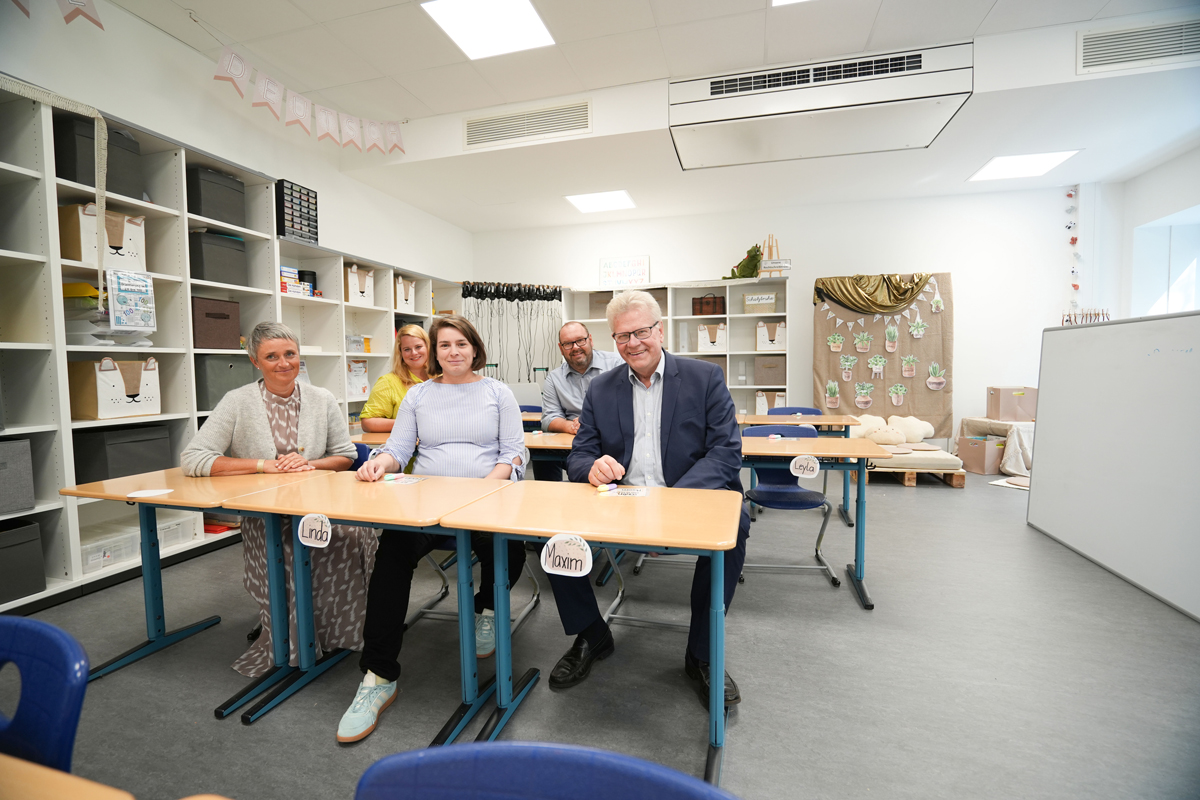 Sie freuen sich über eine sanierte Grundschule in Meyernberg: (v. li.) Schulleiterin Katrin Küffner, ihre Stellvertreterin Eva Hohenreuther, die kommissarische Leiterin des Hochbauamts, Kristin Schick-Flachowsky, der Leiter der Schulverwaltung, Markus Gnan, und Oberbürgermeister Thomas Ebersberger.