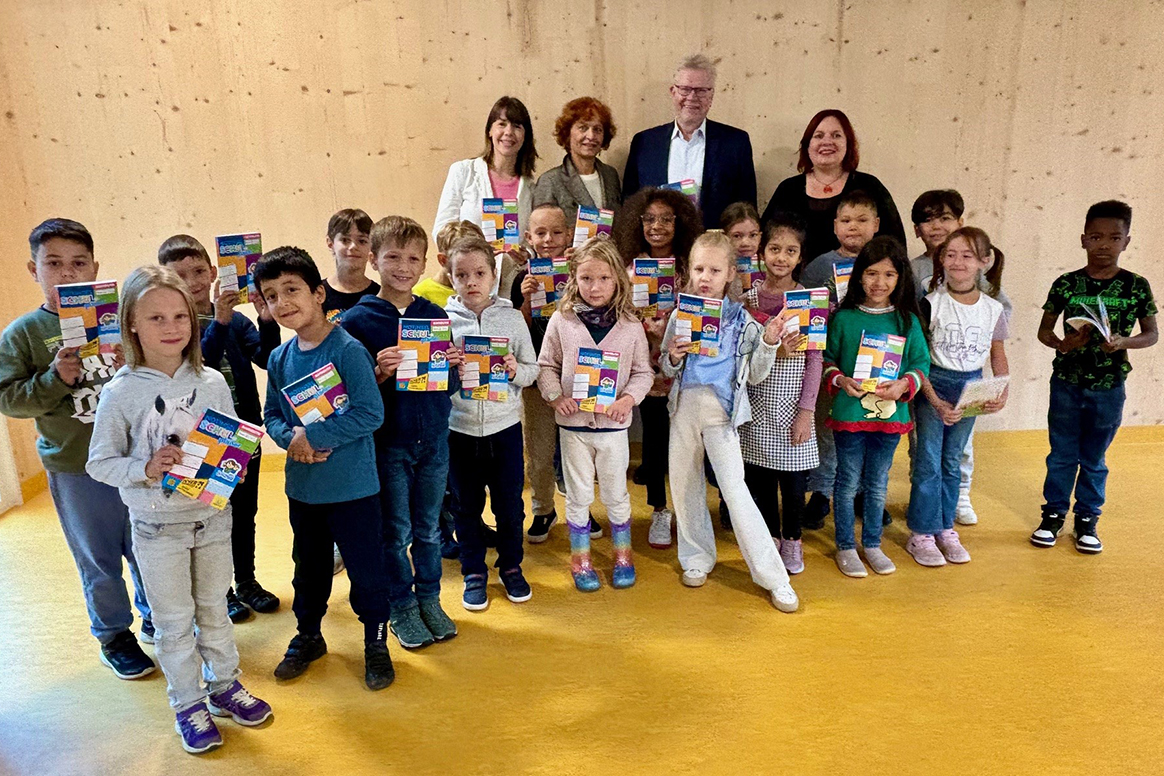 Unser Foto zeigt (von links): Annegret Schnick, Rotary Club Bayreuth-Eremitage, Siglinde Seidler-Rieß, Familienbündnis Bayreuth, Oberbürgermeister Thomas Ebersberger und Klassenleiterin Anissa Marino gemeinsam mit den Kindern der 2c.