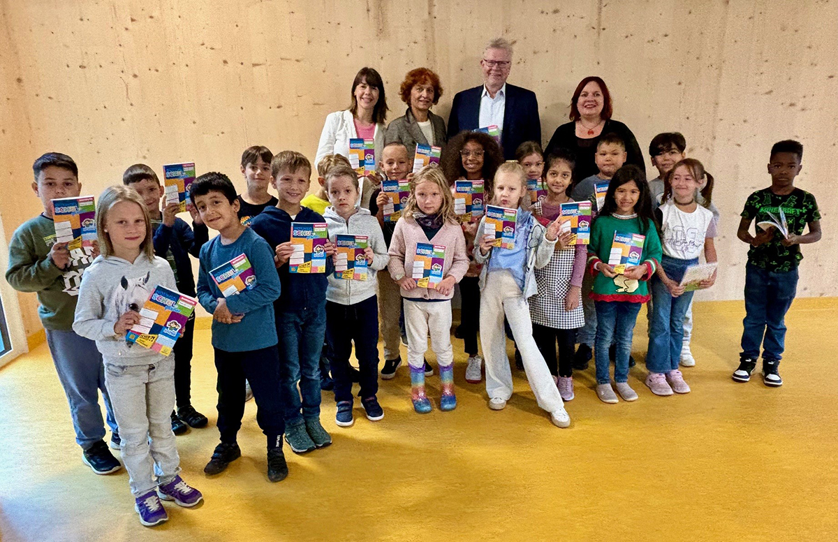 Unser Foto zeigt (von links): Annegret Schnick, Rotary Club Bayreuth-Eremitage, Siglinde Seidler-Rieß, Familienbündnis Bayreuth, Oberbürgermeister Thomas Ebersberger und Klassenleiterin Anissa Marino gemeinsam mit den Kindern der 2c.