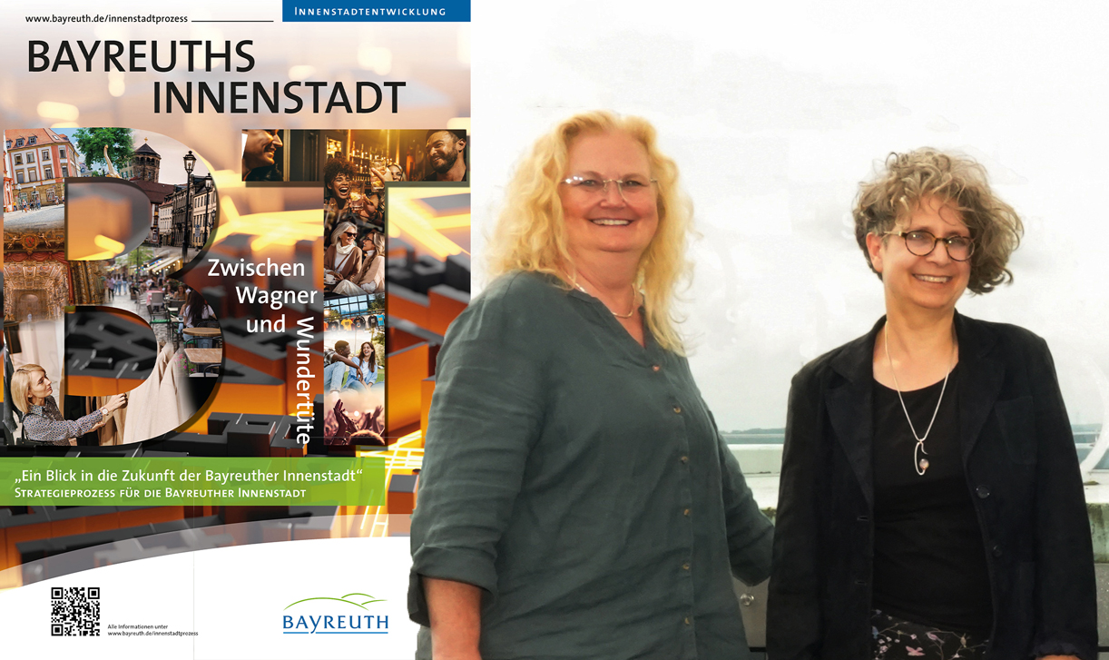 Quartiersmanagerin Ulrike Färber und Beate Kadner-Rausch von der Wirtschaftsförderung stehen vor einem Plakat. | Foto: Stadt Bayreuth