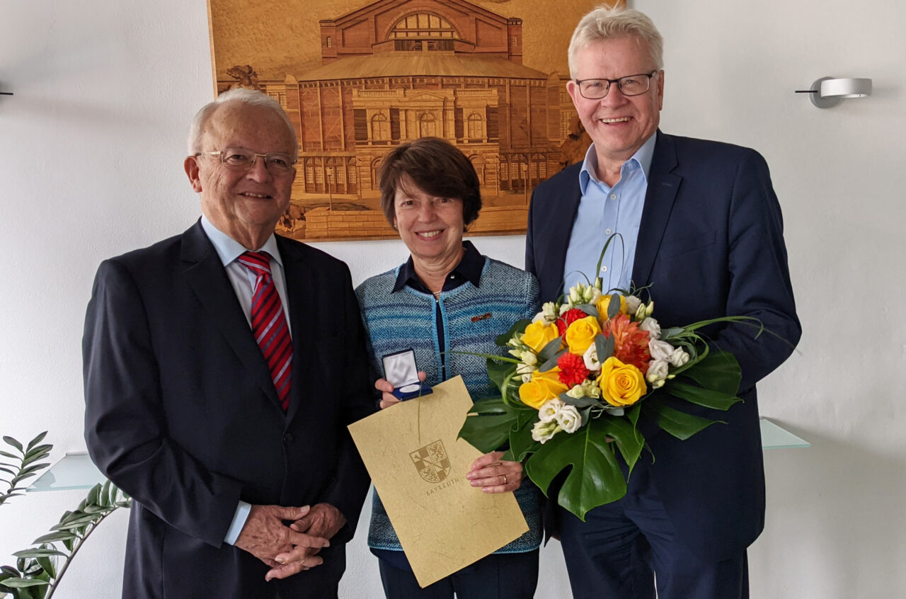 Unser Foto zeigt (von links) Altoberbürgermeister Dr. Dieter Mronz, Chiara Cozzani und Oberbürgermeister Thomas Ebersberger.