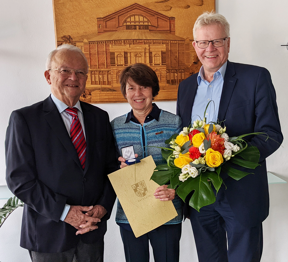 Unser Foto zeigt (von links) Altoberbürgermeister Dr. Dieter Mronz, Chiara Cozzani und Oberbürgermeister Thomas Ebersberger.