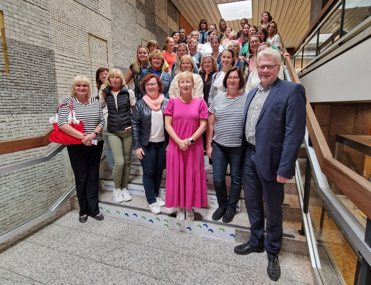 Eine Gruppe von Kindergärtnerinnen steht auf einer Treppe im Rathaus. | Foto: Stadt Bayreuth