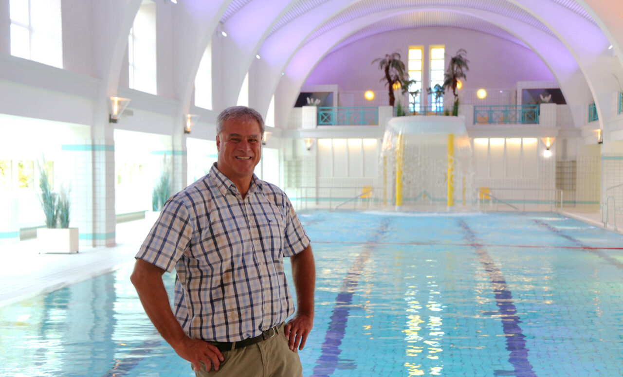 Stadtbad-Leiter Thomas Schmeer steht am Beckenrand des Stadtbads. | Foto: Stadtwerke Bayreuth