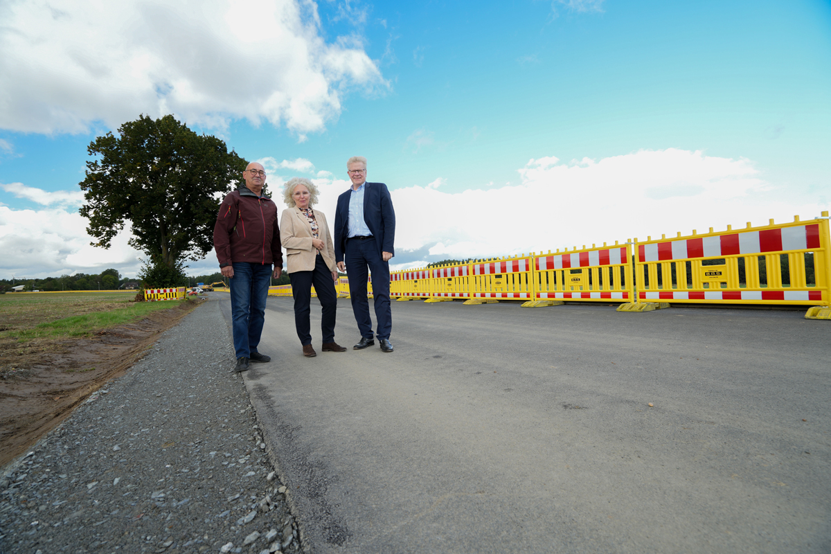 Oberbürgermeister Thomas Ebersberger nahm mit Baureferentin Urte Kelm und Tiefbauamtsleiter Gisbert Röhle die sanierte Straße nach Dörnhof in Augenschein.