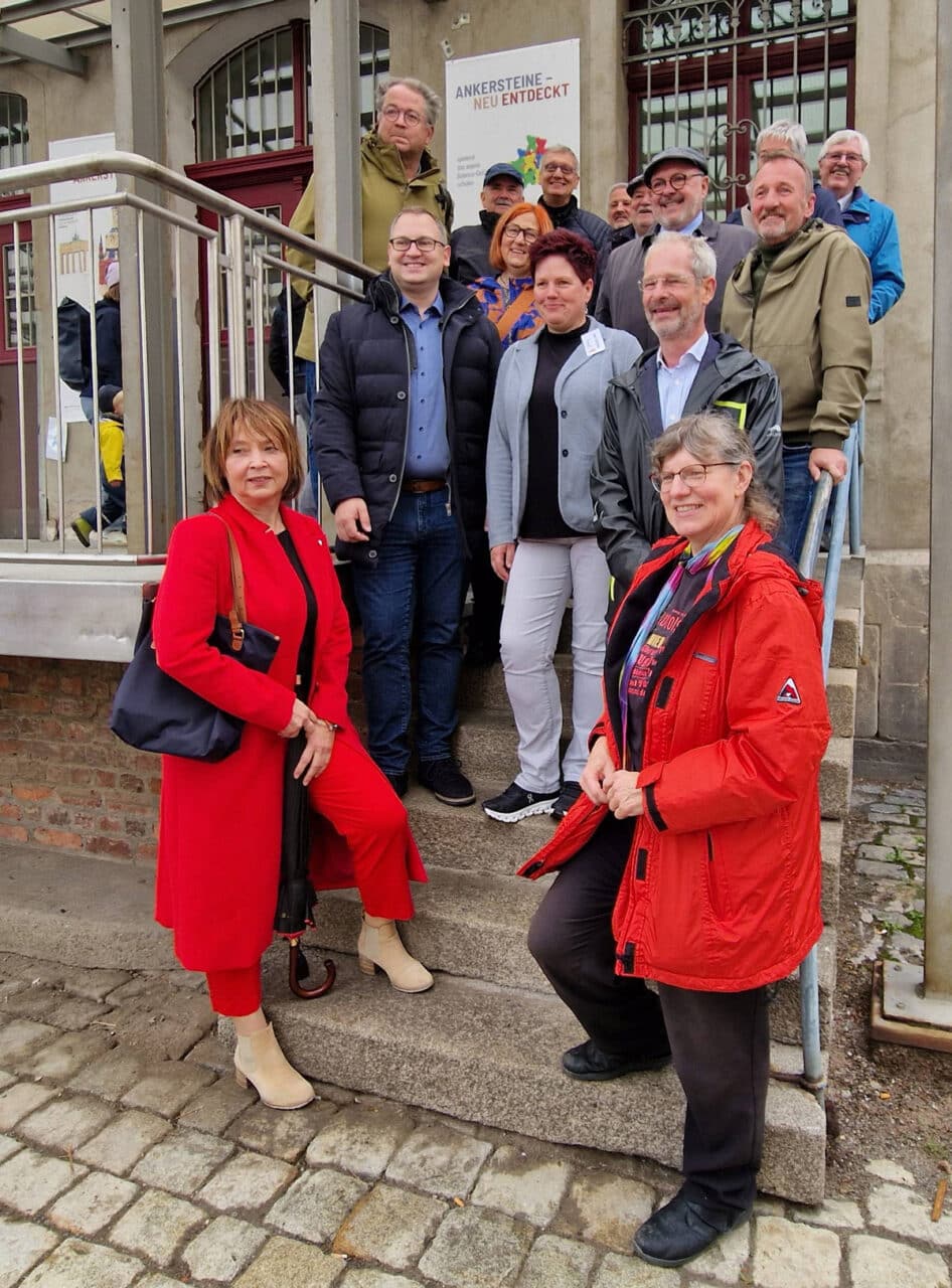 Ein Gruppe Personen steht auf einer Treppe