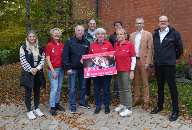 Die Knobbern-Spende von „Mini-Bayreuth“ geht diesmal an die Initiative Lacrima. Über 1.000 Euro freuten sich (von links): Marie Ganzleben (kommunale Jugendarbeit und Mini Bayreuth), Annika Lange (Lacrima), Jürgen Keller (Johanniter), Stefan Greißinger (Geschäftsführer Stadtjugendring), Bernadette Sauerschell (Lacrima), Heiko Sollmann (Leiter kommunale Jugendarbeit), Christine Fuchs (Lacrima), Markus Zweck (Sparkasse Bayreuth) sowie Andreas Kolb (Johanniter). Foto: Stadt Bayreuth