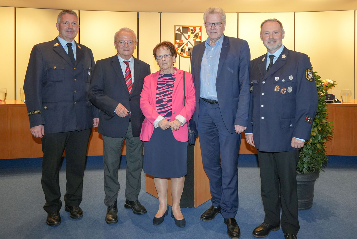 Der Vorsitzende der Freiwilligen Feuerwehr Stadt Bayreuth, Thomas Bauske (re.), hat den früheren Vorsitzenden und Ehrenbürger der Stadt Bayreuth, Altoberbürgermeister Dr. Dieter Mronz (2. V. li.), sowie Altstadtrat Ernst Rüdiger Kettel geehrt, für den seine Gattin Angela die Auszeichnung entgegennahm. Oberbürgermeister Thomas Ebersberger (2. v. re.) und Stadtbrandrat Ralph Herrmann (li.) schlossen sich den Glückwünschen an. | Foto: Stadt Bayreuth