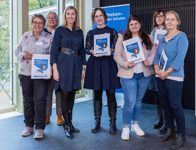 Im Rahmen einer Feierstunde in Würzburg vergab die Bayerische Staatsministerin für Unterricht und Kultus, Anna Stolz, (3. v. li.), das Gütesiegel „Bibliotheken – Partner der Schulen“. Für die RW21 Stadtbibliothek nahm Julia Besold (3. v. re.) die Auszeichnung entgegen. Foto: Johannes Kiefer