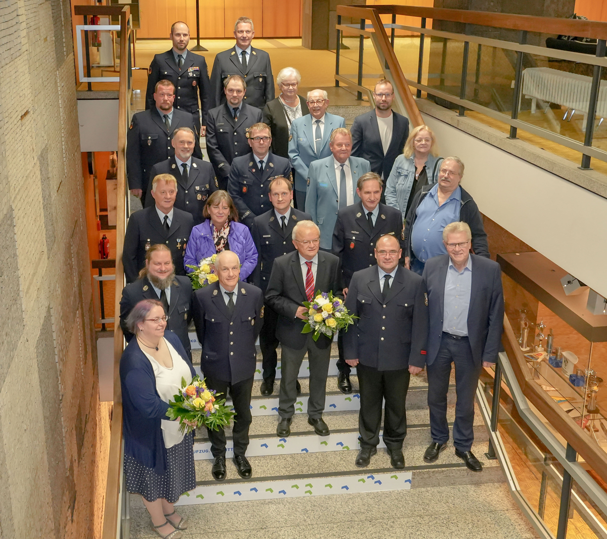 Oberbürgermeister Thomas Ebersberger hat bei einer Feierstunde zahlreiche ehrenamtliche Rettungskräfte der Bayreuther Feuerwehren und des THW für ihr jahrzehntelanges Engagement ausgezeichnet. | Foto: Stadt Bayreuth