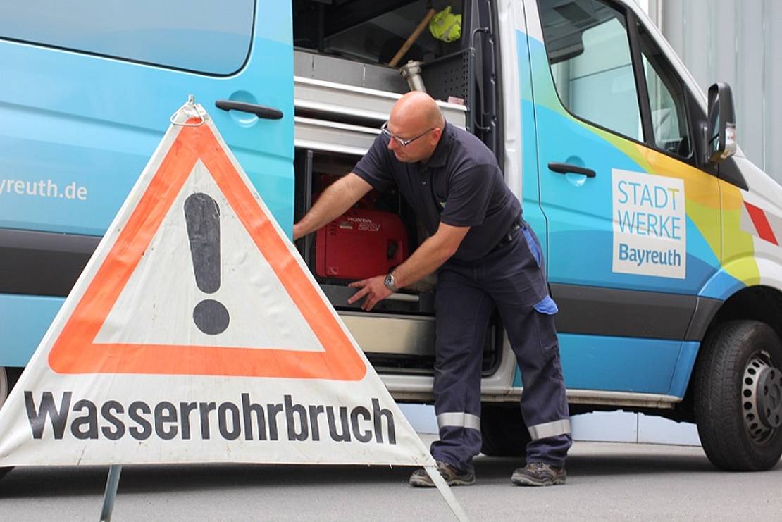 Ein Mann steigt aus einem Lieferwagen aus. | Foto: Stadtwerke Bayreuth