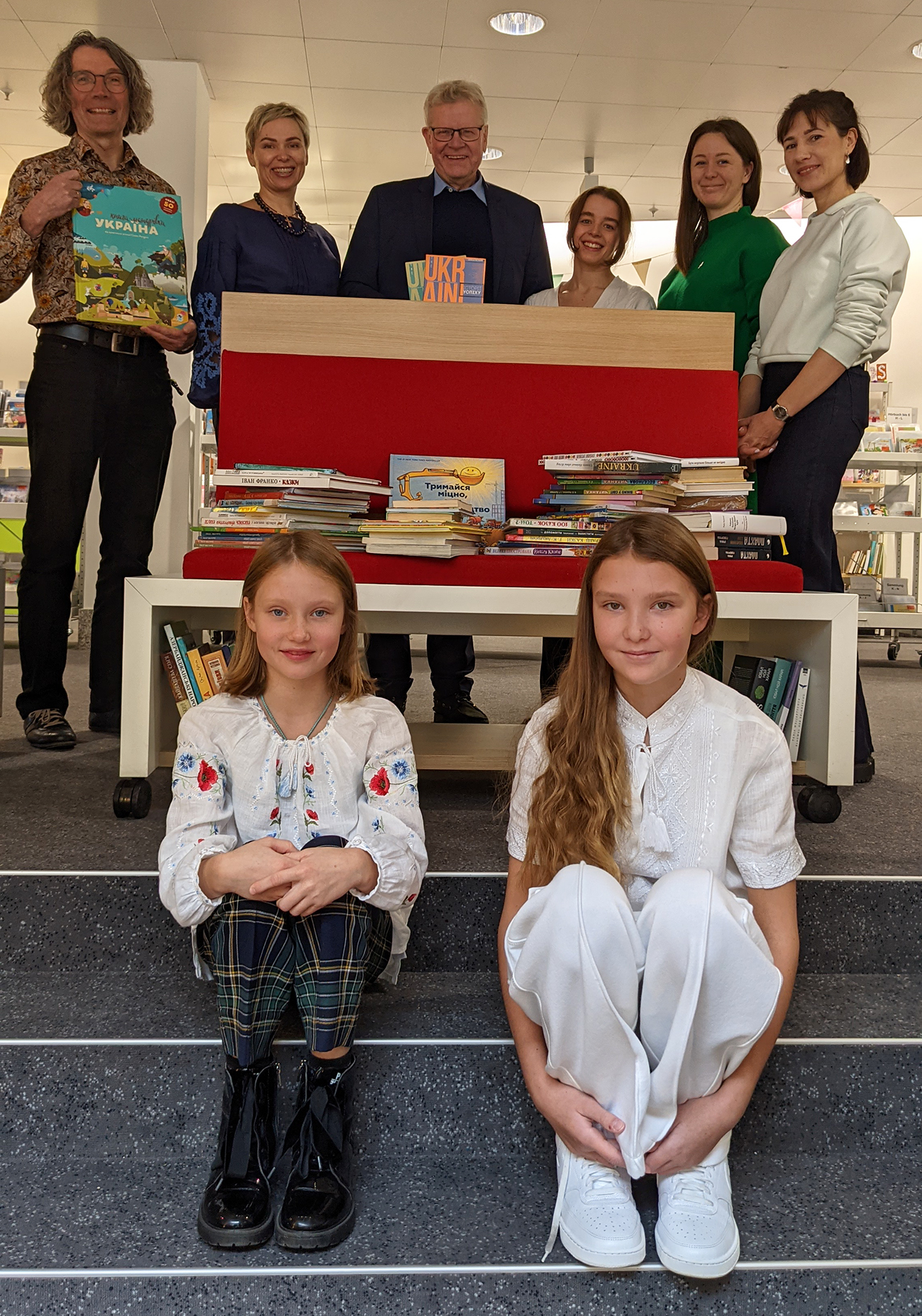 Unser Foto zeigt (stehend von rechts): Victoria Bilash, Olha Horban, Olenka Pankiv, Oberbürgermeister Thomas Ebersberger, Olena Molooka und die beiden Mädchen Anna und Oliviia Molooka (rechts).