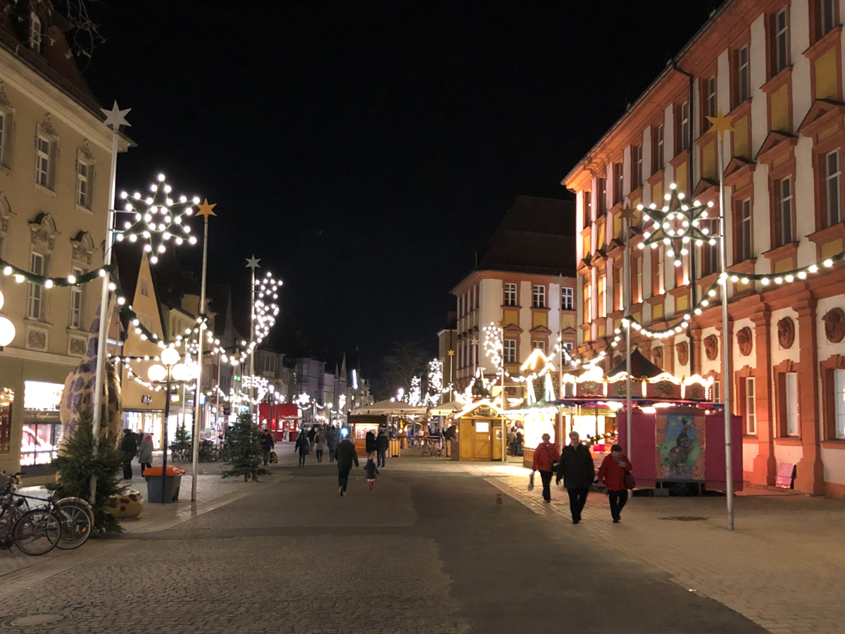 Die Bayreuther Innenstadt nachts mit Weihnachtsbeleuchtung