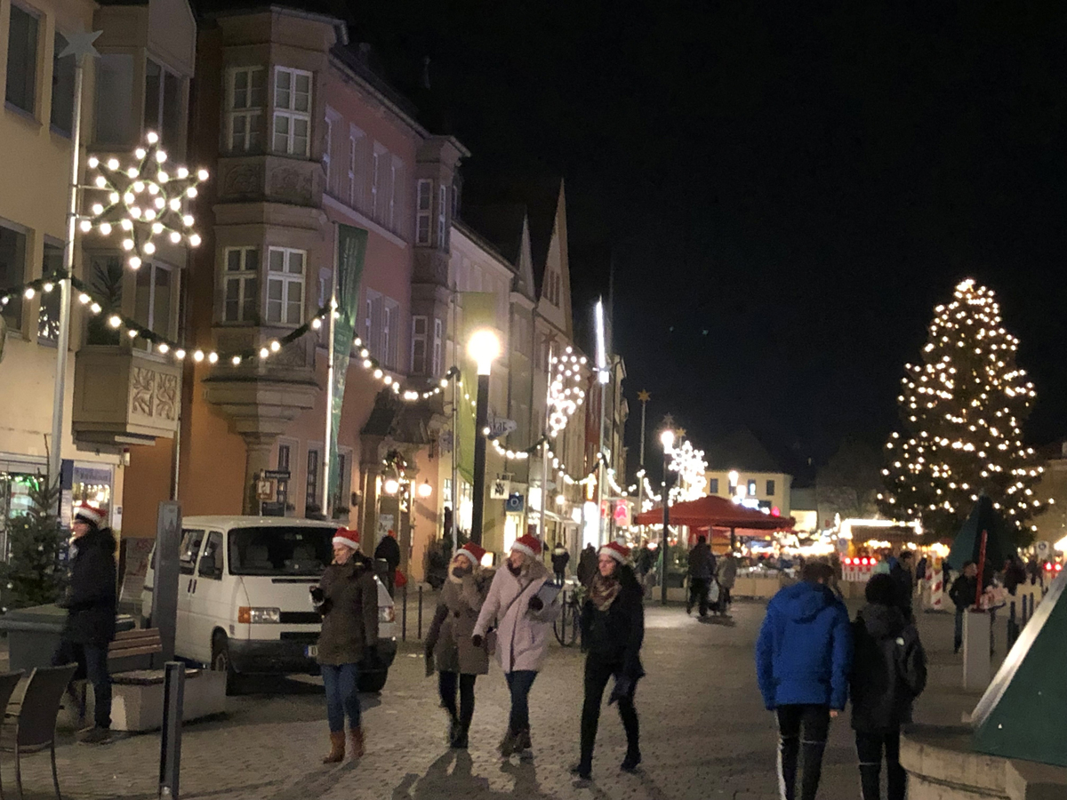 Die Bayreuther Innenstadt nachts mit Weihnachtsbeleuchtung