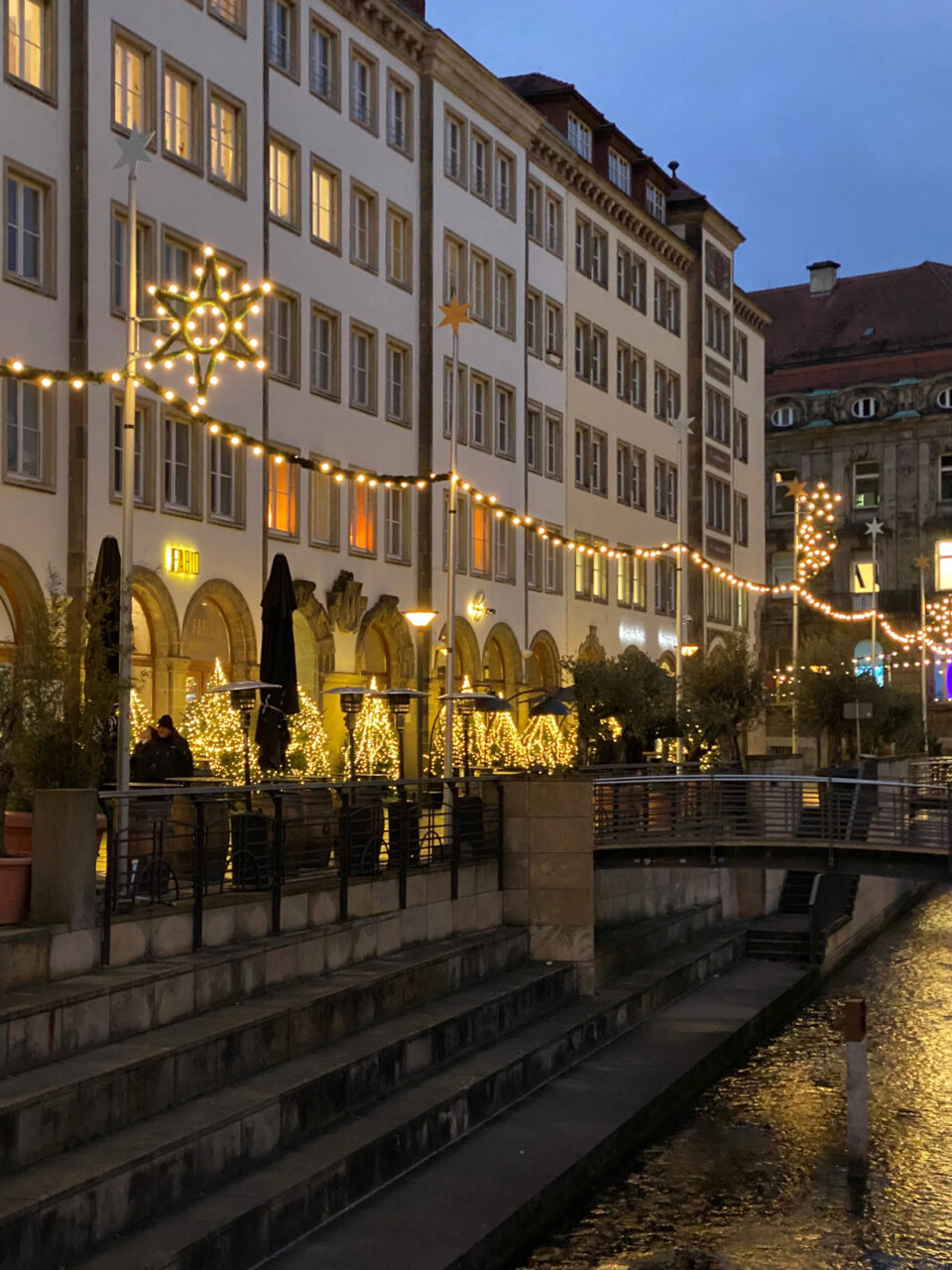 Die Bayreuther Innenstadt nachts mit Weihnachtsbeleuchtung