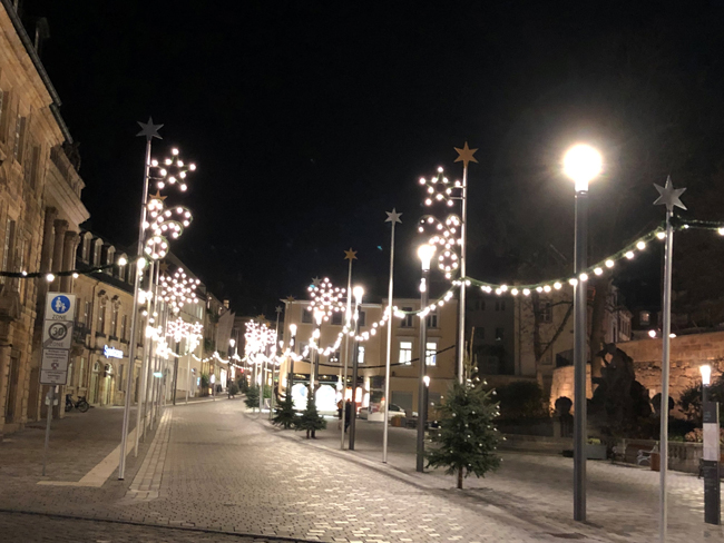 Die Opernstraße nachts mit Weihnachtsbeleuchtung.