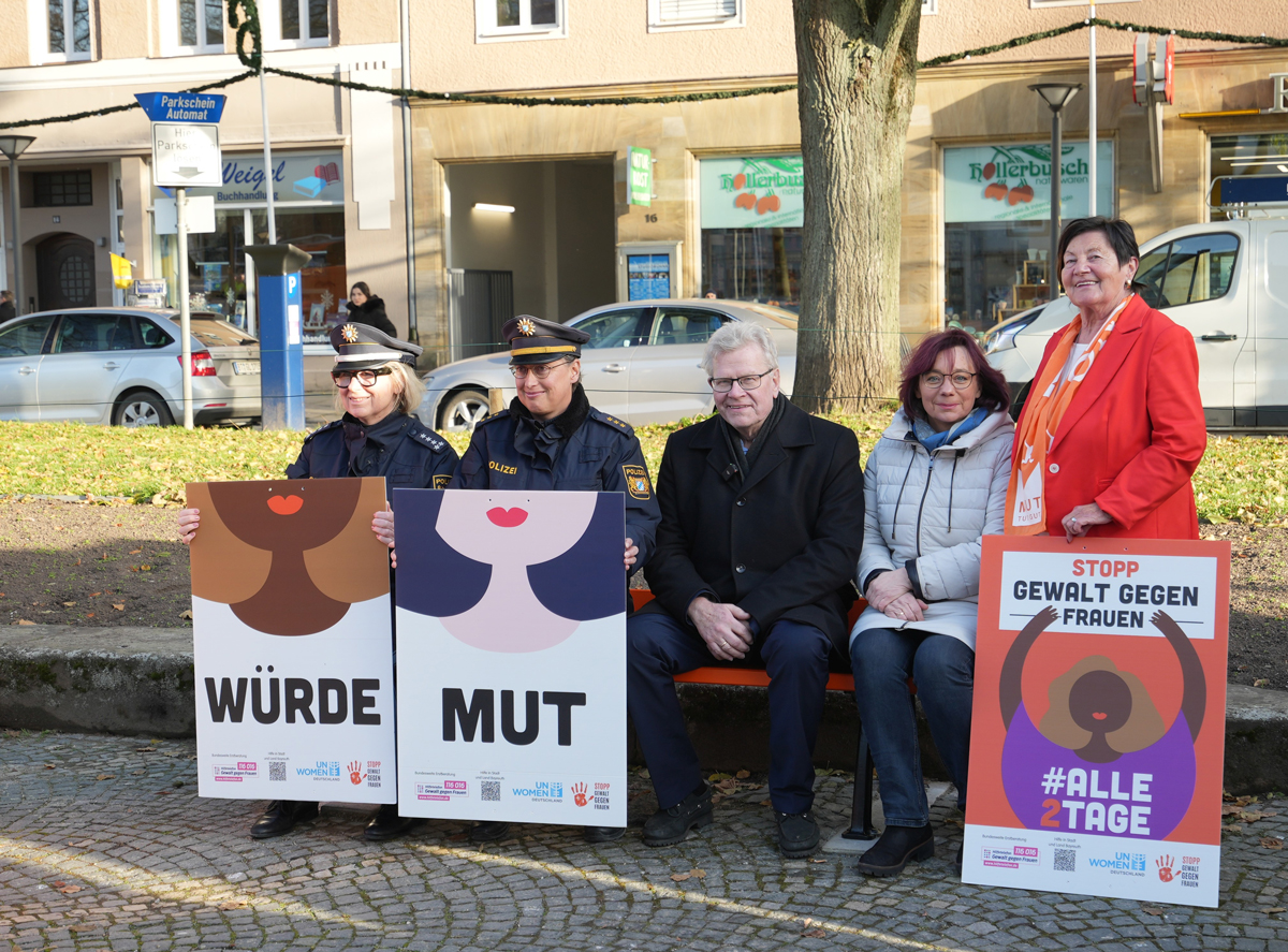 Sie nahmen als erste auf der Orangen Bank Platz und setzten damit ein starkes Zeichen gegen Gewalt an Frauen: (v. li.) die Gruppenleiterin häusliche Gewalt bei der Polizei Bayreuth, Heidi Hansen, die Leiterin der Polizeiinspektion Bayreuth, Christine Götschel, Oberbürgermeister Thomas Ebersberger, Caritas-Geschäftsführerin Bozena Schiepert und Maria Anna Link, Leiterin der Kolpingsfamilie.