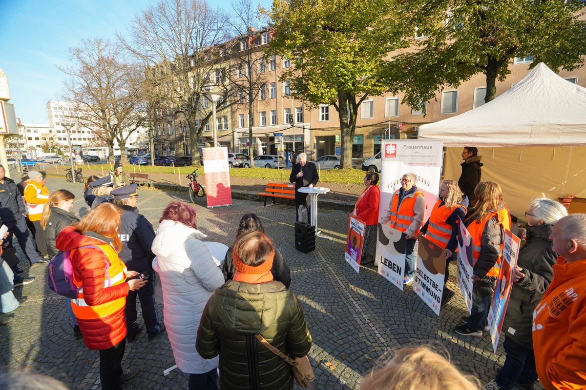 Zahlreiche Bürgerinnen und Bürger nahmen an der Einweihung der Orangen Bank am Luitpoldplatz teil.