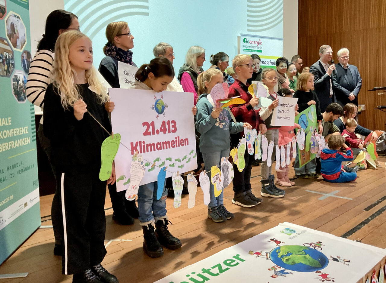 Eine Gruppe von Kindern steht auf einer Bühne und hält ein Transparent hoch. | Foto. Landratsamt Bayreuth