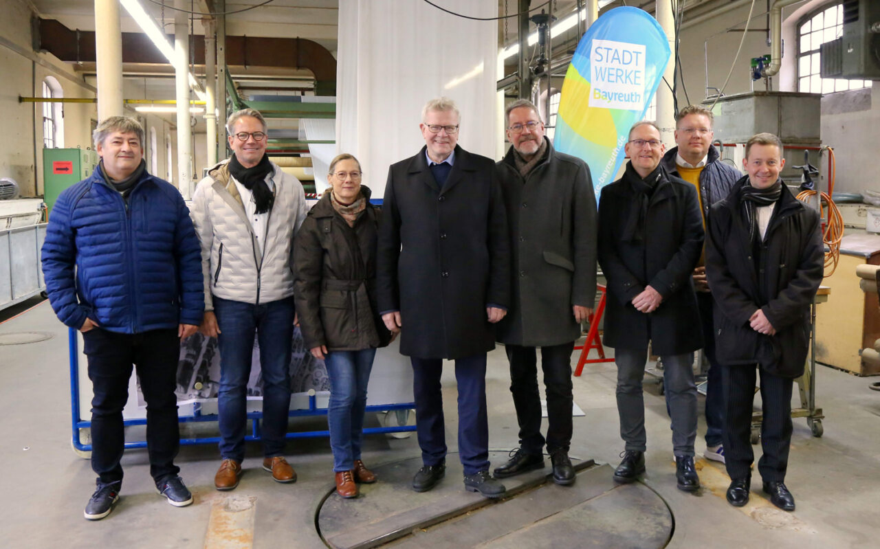 Mehrere Menschen stehen in einer Werkhalle. | Foto: Stadtwerke Bayreuth