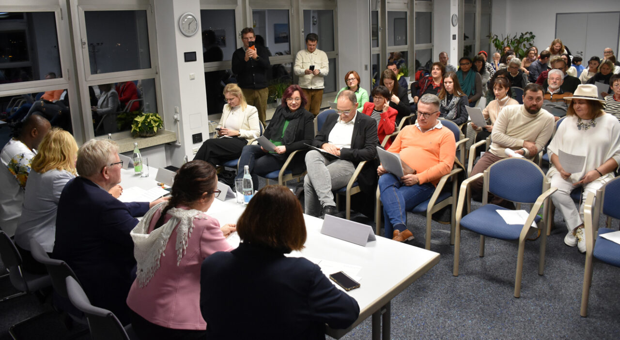 Fünf Personen sitzen an einem Tisch und blicken in die Zuhörerschaft, | Foto: Andreas Türk