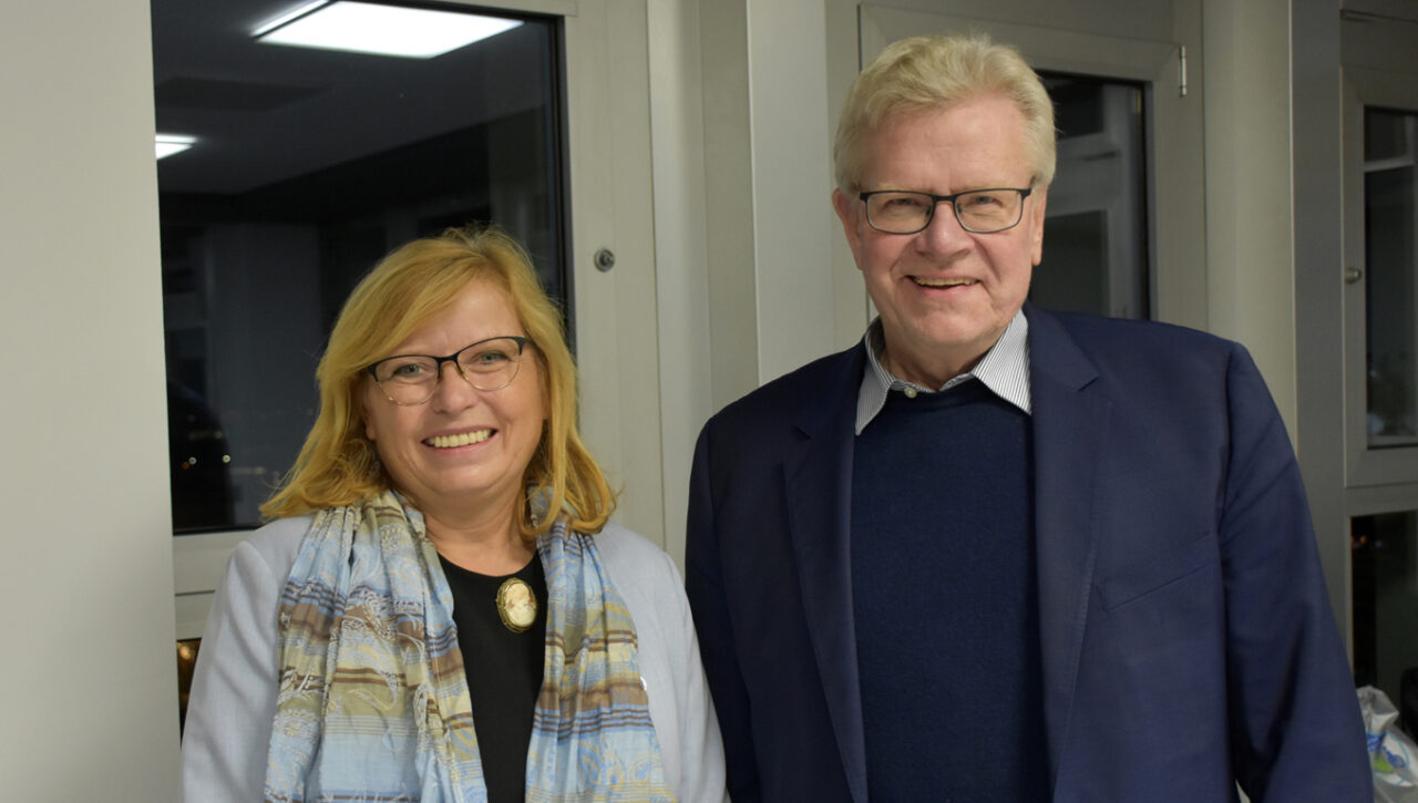 Ehrenamtsbeauftragte Gabi Schmidt und Oberbürgermeister Thomas Ebersberger. | Foto: Andreas Türk