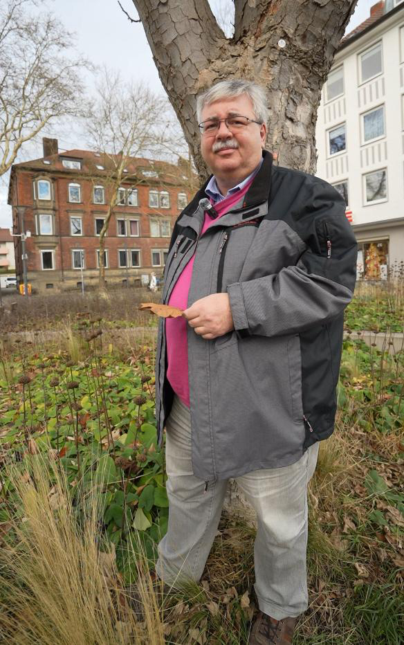 Ein Mann steht vor einem Baum und hält ein Blatt in der Hand. | Foto: Stadt Bayreuth