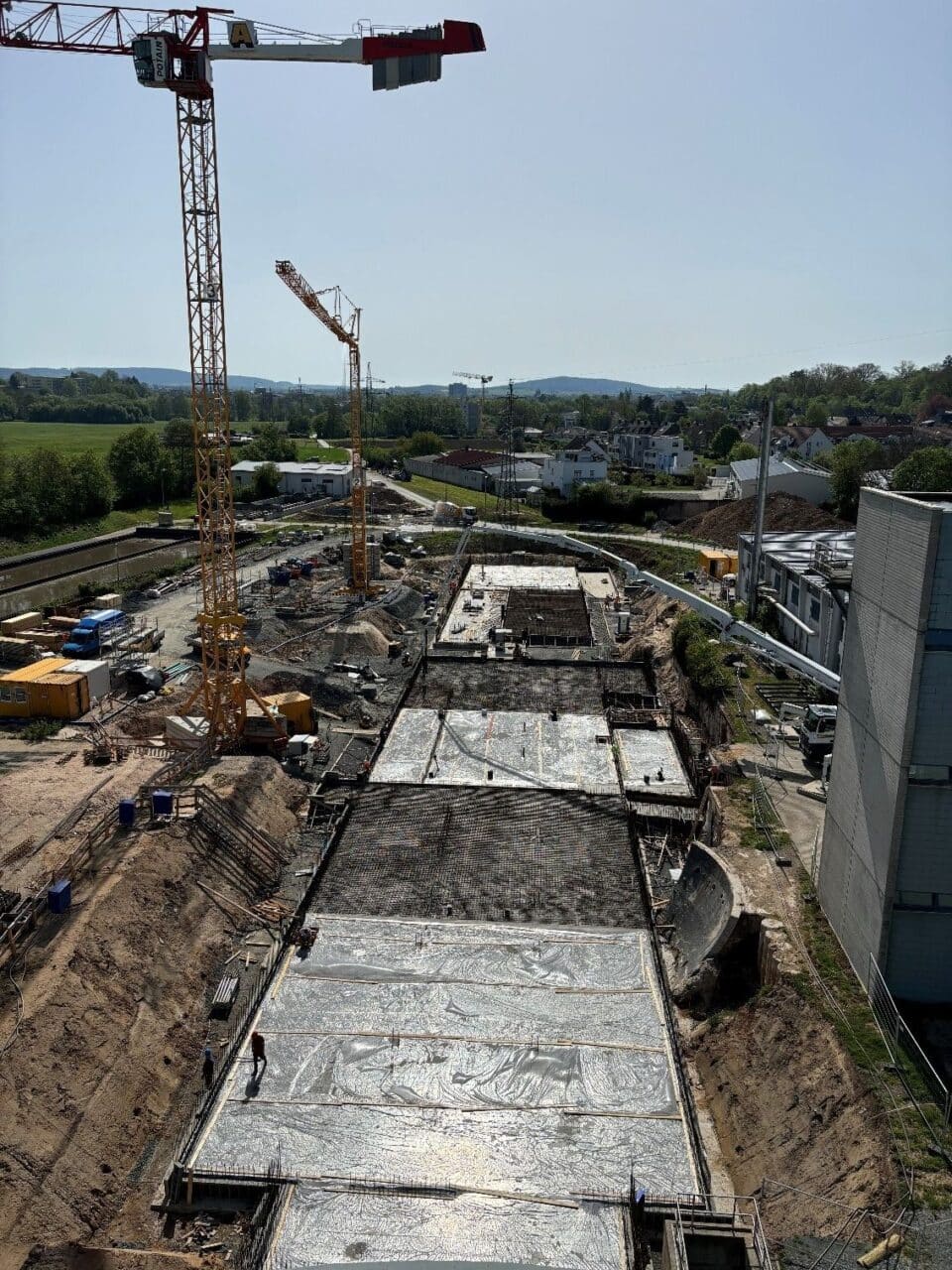 Bauarbeiter bei der Herstellung der Bodenplatte.