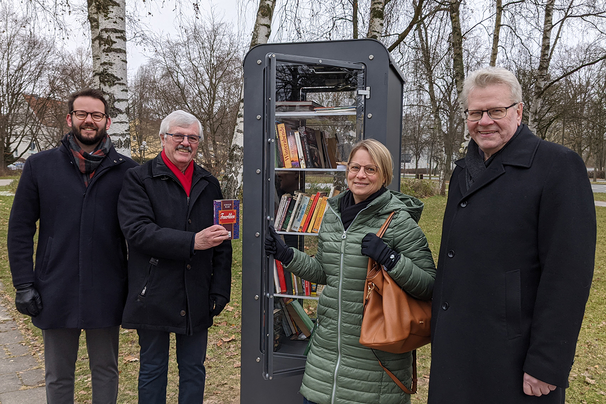 Stehen rund um den Bücherschrank: Oberbürgermeister Thomas Ebersberger, Sabine Hacker, Leiterin des Kulturamtes, Siegfried Zerrenner und Dr. Andreas Zippel.